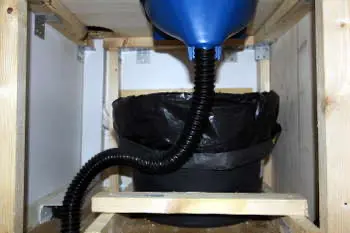 Trockentoilette Trenntoilette Innenansicht mit Eimer