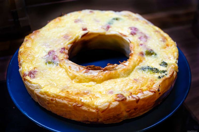 Foto einer gebackenen Quiche aus dem Omnia Backofen