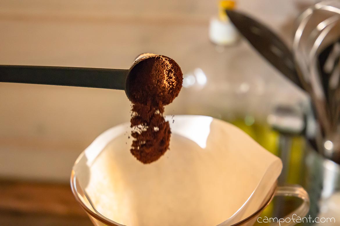 Kaffee brühen, Kaffeepulver einfüllen