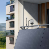 EcoFlow STREAM Mikrowechselrichter installiert am Balkon mit Solarmodulen