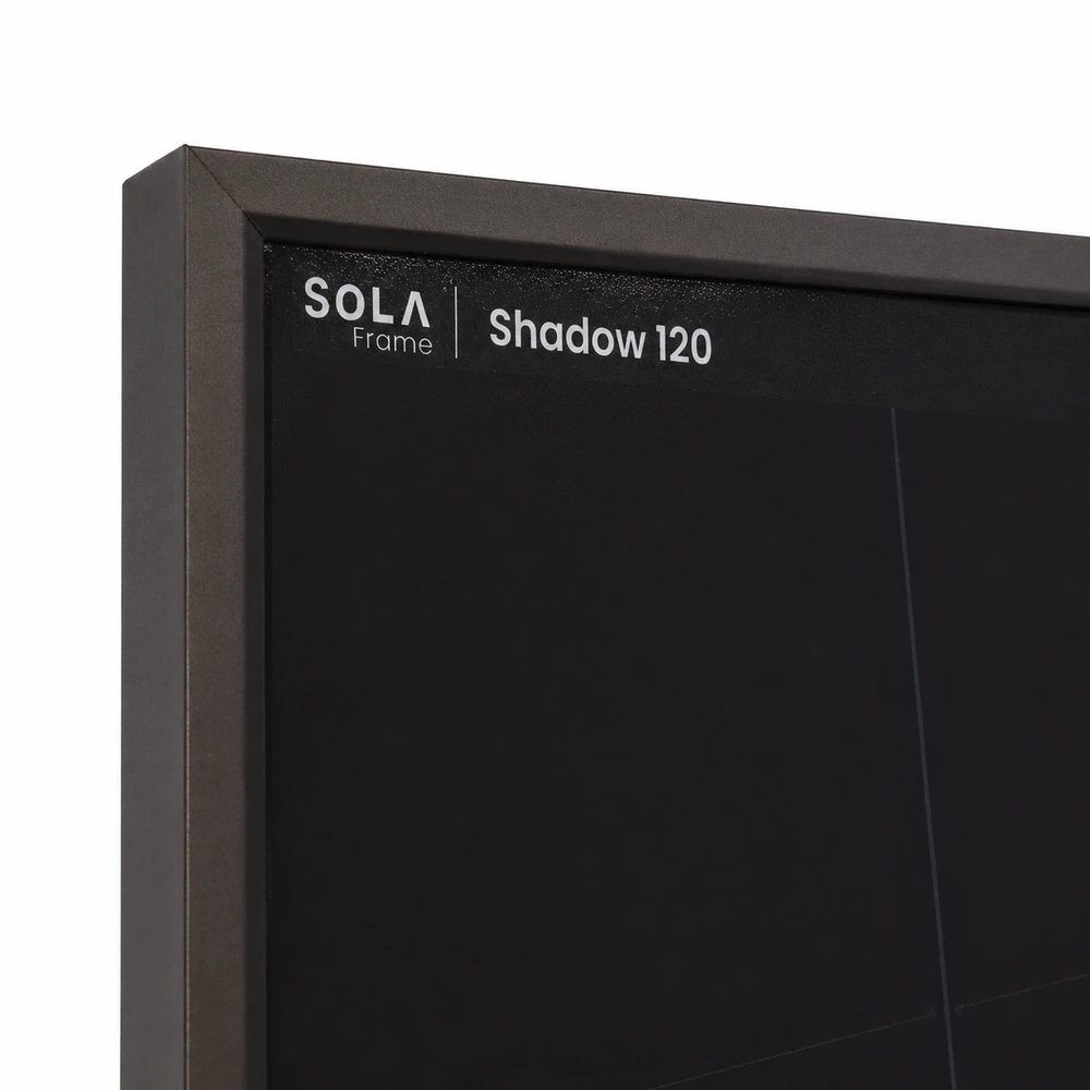wattstunde-sola-frame-shadow-120w-detail-logo Detailansicht des WATTSTUNDE SOLA Frame Shadow 120 W Solarmoduls mit Produktbeschriftung