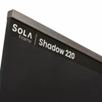 Detailansicht des WATTSTUNDE SOLA Frame Shadow 220 W Solarmoduls mit Produktbeschriftung