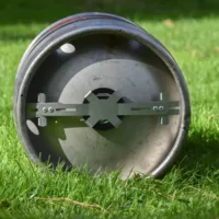 E-Gaslevel Adapter für Aluflaschen in Gasflasche mit Sensor von E-Trailer befestigt
