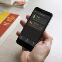 E-Trailer E-Temperature App in der Hand: Live-Anzeige von Kühlschrank- und Wohnwagentemperatur mit Luftfeuchtigkeit
